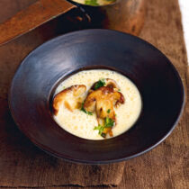 Kartoffelsuppe mit gebratenen Steinpilzen