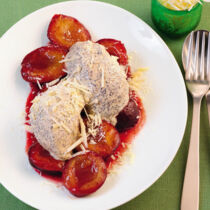 Zwetschgenröster mit Mohneis Zwetschgenröster mit Mohneis