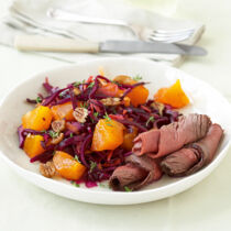 Rotkohl-Kaki-Salat mit Roastbeef Rotkohl-Kaki-Salat mit Roastbeef