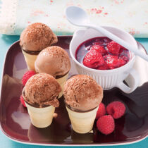 Kakao-Eis mit heißen Himbeeren Kakao-Eis mit heißen Himbeeren