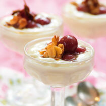 Buttermilchkaltschale mit Stachelbeerkompott Buttermilchkaltschale mit Stachelbeerkompott