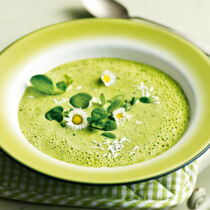 Kressesuppe mit Gänseblümchen