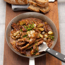 Essigsaure Zwiebel-Senf-Sauce mit geschnetzelter Kalbsleber