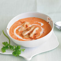 Kokos-Tomaten-Suppe mit Hähnchenstreifen Kokos-Tomaten-Suppe mit Hähnchenstreifen