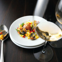 Paella mit Muscheln und Kaninchen Paella mit Muscheln und Kaninchen