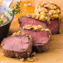 Gamsrücken mit Haselnusskruste Gamsrücken mit Haselnusskruste