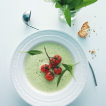 Bärlauchschaum-Suppe mit Karamelltomaten Bärlauchschaum-Suppe mit Karamelltomaten