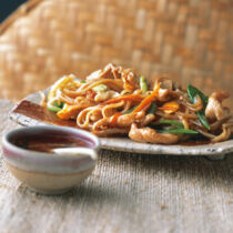 Gebratene Nudeln mit Hähnchenfleisch Gebratene Nudeln mit Hähnchenfleisch