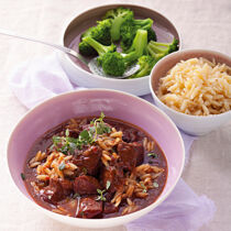 Lammgulasch mit Reiskornnudeln und Brokkoli Lammgulasch mit Reiskornnudeln und Brokkoli