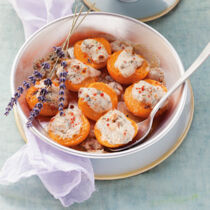 Gratinierte Aprikosen mit Walnuss-Ziegenfrischkäse-Füllung und Schokoladensauce