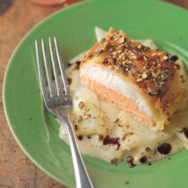 Lachsforelle und Waller im knusprigen Teigmantel auf Kohlrabigemüse Lachsforelle und Waller im knusprigen Teigmantel auf Kohlrabigemüse