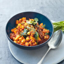 Süßkartoffelcurry mit Kichererbsen und Spinat