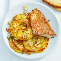 Karibische Rotbarbe mit Ananas