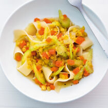 Gemüsetopf mit Nudeln und Linsen