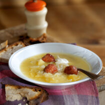 Sauerkrautsuppe mit Salsiccia-Klößchen Sauerkrautsuppe mit Salsiccia-Klößchen