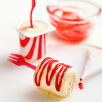 Tonkabohnen-Eis mit Erdbeermantel