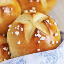 Rosinenbrötchen mit Mandelsplittern