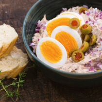 Thunfischcreme mit Oliven und Zwiebeln