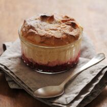 Rhabarberkompott mit Soufflé-Häubchen Rhabarberkompott mit Soufflé-Häubchen