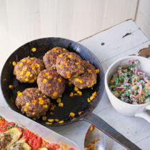 Mais-Frikadellen mit Cole Slaw