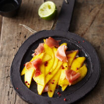 Mangocarpaccio mit Luftgetrocknetem Schinken