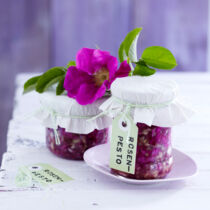 Rosen-Pesto mit Mandeln Rosen-Pesto mit Mandeln
