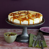 Cheesecake mit Nüssen und Karamellsauce