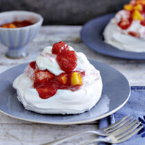 Pavlova mit Rhabarber und Waldmeisterschmand