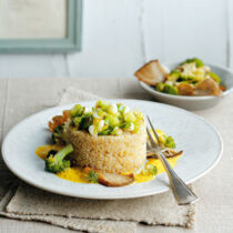 Quinoa mit Brokkoligemüse und Curryschaum Quinoa mit Brokkoligemüse und Curryschaum