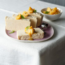 Apfelparfait mit Apfel-Passionsfrucht-Kompott Apfelparfait mit Apfel-Passionsfrucht-Kompott