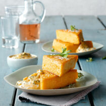 Gewürzpolenta-Ecken mit Kürbismayonnaise