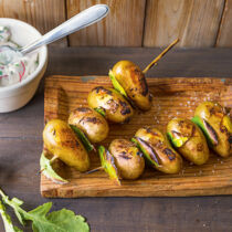 Kartoffelspieße mit Radieserl-Topfen Kartoffelspieße mit Radieserl-Topfen