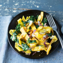 Knuspernudeln mit Spinat Knuspernudeln mit Spinat