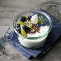 SOJAJOGHURT MIT FRUCHTSALAT SOJAJOGHURT MIT FRUCHTSALAT