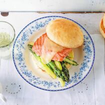 Spargel-Lachs-Burger