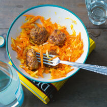 Apfel-Möhren-Salat mit Hackbällchen
