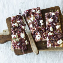 Flammkuchen mit roten Zwiebeln Flammkuchen mit roten Zwiebeln