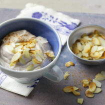 Zimtquark mit gerösteten Mandeln