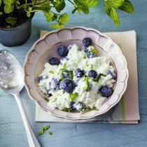 Körniger Frischkäse mit Heidelbeeren und Minze