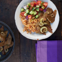 Seitan-Döner  mit Tomatenbulgur und Salat