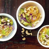 Gebratener Brokkoli auf Kürbisstampf Gebratener Brokkoli auf Kürbisstampf