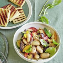 Gemüse-Bohnen-Salat mit gegrilltem Halloumi