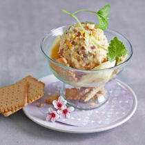 Haselnusseis im Knuspermantel Haselnusseis im Knuspermantel