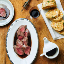 Hirschrücken mit Serviettenknödel Hirschrücken mit Serviettenknödel