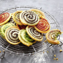 Kräuter-Teigschnecken mit Parmesan Kräuter-Teigschnecken mit Parmesan