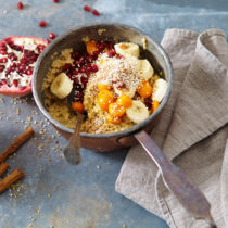 Warmes Hirsefrühstück mit Granatapfel