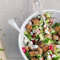 Brotsalat mit Radieschen Brotsalat mit Radieschen