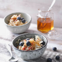 Porridge mit Apfel und Heidelbeeren Porridge mit Apfel und Heidelbeeren