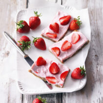 Cheesecake-Bars mit Erdbeeren und Honig Cheesecake-Bars mit Erdbeeren und Honig