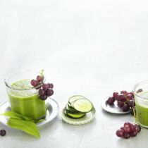 Gurken-Bärlauch-Smoothie mit Trauben Gurken-Bärlauch-Smoothie mit Trauben